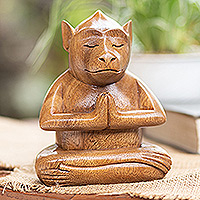 Estatuilla de madera, 'Aprendiz alegre' - Estatuilla de mono de madera de suar marrón hecha a mano de Bali