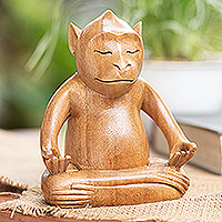 Estatuilla de madera, 'Joyous Master' - Estatuilla de mono de madera de suar marrón hecha a mano de Bali