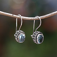 Pendientes colgantes de topacio azul, 'Blue Mirage' - Pendientes colgantes de plata de ley con gemas de topacio azul de dos quilates