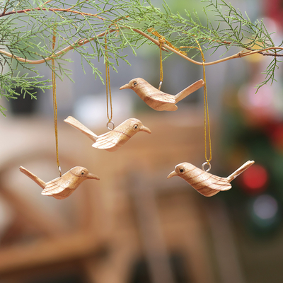 Holzornamente, (4er-Set) - Handgeschnitzte Spatzenvogel-Weihnachtsornamente aus Holz (4er-Set)