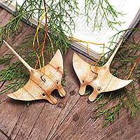 Holzornamente, „Neugierige Stachelrochen“ (Paar) – Paar handgeschnitzte Weihnachtsornamente aus Holz mit Stachelrochen