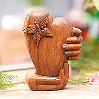 Escultura en madera, 'Mariposa Amor' - Escultura en Madera de Suar Tallada a Mano de Corazón y Mariposa