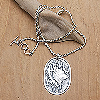 Collar colgante de plata de ley, 'Lobo onírico' - Collar colgante con temática de lobo de plata de ley de Java