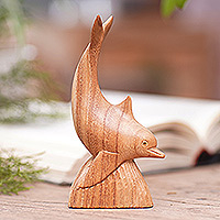 Estatuilla de madera, 'Sea Guide' - Estatuilla de delfines de madera Jempinis tallada a mano de Bali