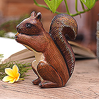 Holzstatuette „Fluffy Energy“ – handgeschnitzte Eichhörnchenstatuette aus Jempinis-Holz, bemalt in Bali