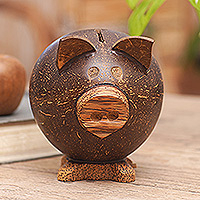 Münzbank aus Kokosnussschale, „Prosperous Piggy“ – Handgefertigte Münzbank aus braunem Kokosnussschalen-Schwein aus Bali
