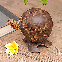 Banco de monedas de cáscara de coco, 'Tortuga Próspera' - Banco de monedas de tortuga de cáscara de coco marrón hecho a mano de Bali