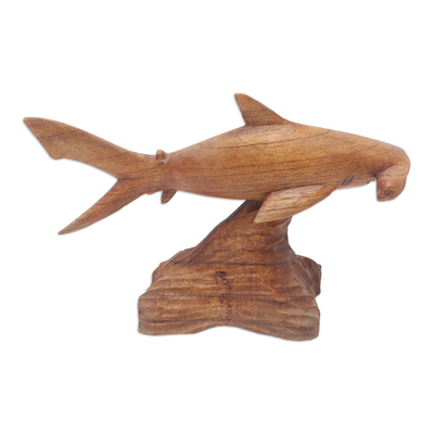 Holzskulptur, 'Hammerhead Guardian' - Handgeschnitzte braune Jempinis-Holzskulptur eines Hais