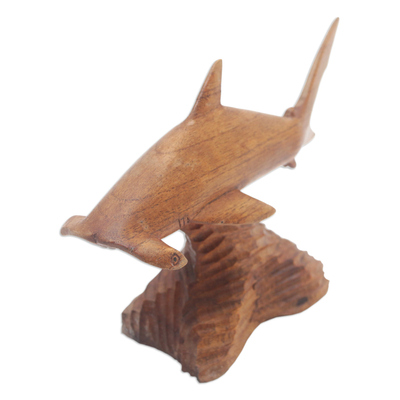 Holzskulptur, 'Hammerhead Guardian' - Handgeschnitzte braune Jempinis-Holzskulptur eines Hais