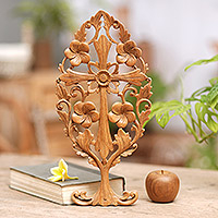 Holzrelieftafel, „Frangipani-Segen“ – handgeschnitzte Relieftafel aus Suarholz mit einem Blumenkreuz