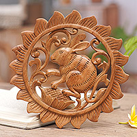 Holzrelieftafel, „Adorable Rabbit“ – Relieftafel mit Hasenmotiv, handgeschnitzt aus Holz auf Bali