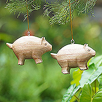 Holzornamente, „Chubby Piggies“ (Paar) – Paar Holzornamente mit Schweinen, handgeschnitzt auf Bali