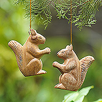 Holzornamente, „Weise Eichhörnchen“ (Paar) – Paar handgeschnitzte Holz-Eichhörnchenornamente auf Bali