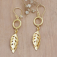 Vergoldete Ohrhänger, „Autumn Sensations“ – Blattförmige Ohrhänger aus 18 Karat vergoldetem Messing aus Bali