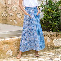 Falda de algodón, 'Cerulean Wealth' - Falda de algodón Batik estampada a mano en azul cerúleo y marfil de Java