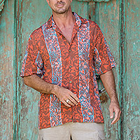 Camisa de rayón batik para hombre, 'Bosque de cinabrio' - Camisa de rayón frondoso batik hecha a mano para hombre en rojo y azul