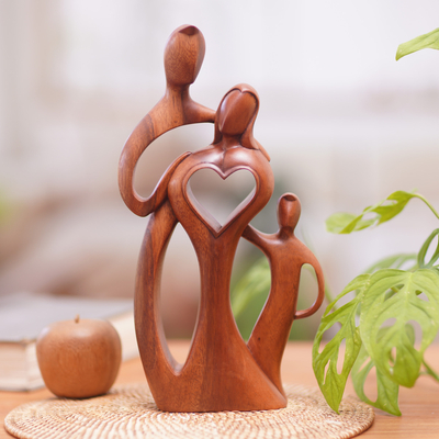 Escultura de madera - Escultura de madera de suar familiar con temática de corazón tallada a mano en Bali