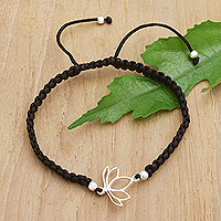 Armband mit Makramee-Anhänger aus Sterlingsilber, „Shadow Lotus“ – Handgefertigtes schwarzes Makramee-Armband mit Lotus-Anhänger