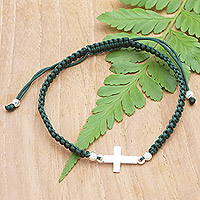 Pulsera colgante de macramé de plata de ley, 'Green Faith' - Pulsera hecha a mano de macramé verde con cruz de plata de ley