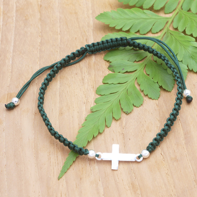 Makramee-Anhängerarmband aus Sterlingsilber - Handgefertigtes grünes Makramee-Armband mit Kreuz aus Sterlingsilber