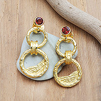 Vergoldete Granat-Ohrhänger, „Perseverance Hours“ – 18 Karat vergoldete Ohrhänger mit natürlichen Granat-Edelsteinen