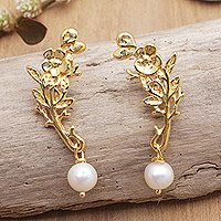 Vergoldete Ohrhänger mit Zuchtperlen, „Spring Plumeria“ – 18-karätig vergoldete Ohrhänger mit Blumenmuster und Zuchtperlen