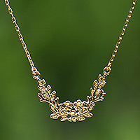 Vergoldete Halskette mit Anhänger, „Spring Plumeria“ – 18 Karat vergoldete Halskette mit Blatt- und Blumenanhänger aus Bali