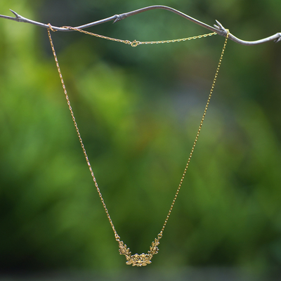 Collar colgante chapado en oro - Collar con colgante de flores y hojas chapado en oro de 18 k de Bali