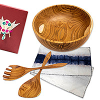 Caja de regalo seleccionada, 'Entertaining Friends' - Caja de regalo seleccionada con camino de mesa y 3 piezas de teca para servir