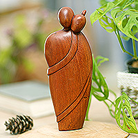 Escultura de madera, 'Terapia de abrazos' - Escultura de madera de suar pulida tallada a mano de una pareja