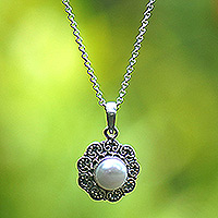Halskette mit Mabe-Zuchtperlenanhänger, „Iridescent Flower“ – Silberne Blumenanhänger-Halskette mit Mabe-Zuchtperle