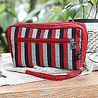 Handgelenktasche aus Baumwolle, „Versatile Crimson“ – Gestreifte Handgelenktasche mit mehreren Taschen, handgewebt aus Baumwolle