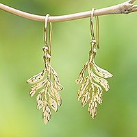 Pendientes colgantes chapados en oro - Pendientes colgantes Leafy de latón chapado en oro de 18 k de Bali