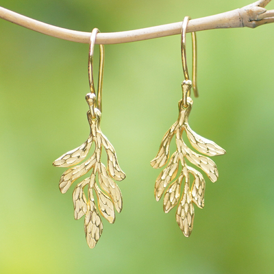 Vergoldete Ohrhänger – Blattförmige Ohrhänger aus 18 Karat vergoldetem Messing aus Bali