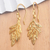 Pendientes colgantes chapados en oro - Pendientes colgantes Leafy de latón chapado en oro de 18 k de Bali