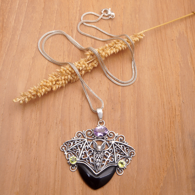 Halskette mit filigranem Anhänger aus Amethyst und Peridot, „Vampirkönigin“. - Fledermaus-inspirierte Anhänger-Halskette mit Amethyst- und Peridot-Edelsteinen