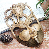 Holzmaske, „Schildkrötenkönigin“ – handgeschnitzte traditionelle Maske aus Hibiskusholz aus Bali