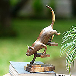 Escultura moderna de madera de hibisco tallada a mano de un gato, 'Feline Acts'