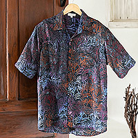 Herren-Batik-Rayon-Hemd, „Burgundy Leaves“ – Handgefertigtes Herren-Rayon-Hemd mit burgunderfarbenem Batikmuster