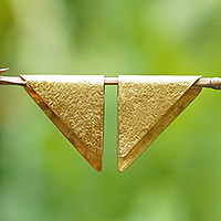 Messing-Tropfenohrringe, „Pyramid Embrace“ – Strukturierte dreieckige Messing-Tropfenohrringe aus Bali