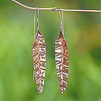 Pendientes colgantes de cobre, 'Otoño metálico' - Pendientes colgantes de cobre pulido con hojas elaborados en Bali