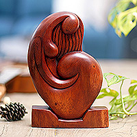 Escultura de madera, 'Mujer elegante' - Escultura de madera de suar pulida tallada a mano de una mujer balinesa