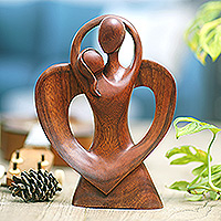 Escultura de madera, 'Baile de boda' - Escultura de madera de suar pulida tallada a mano de una pareja bailando