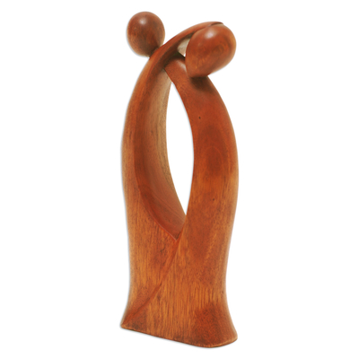 Holzskulptur – Handgeschnitzte Skulptur aus poliertem Suar-Holz, die die Umarmung eines Paares darstellt