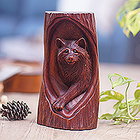 Escultura de madera, 'Lobo vigilante' - Escultura de madera de suar pulida tallada a mano con temática de lobo