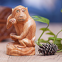 Escultura de madera, 'Dreaming Monkey' - Escultura de madera Jempinis con temática de mono hecha a mano en Bali