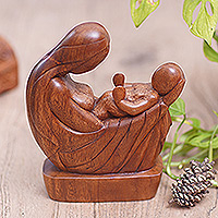 Escultura en madera, 'Cuidado de la madre' - Escultura de madera de suar tallada a mano de una madre y su bebé