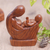 Holzskulptur - Handgeschnitzte Suar-Holzskulptur einer Mutter und ihres Babys