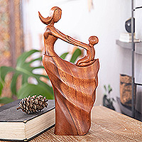 Escultura en madera, 'Cariño Materno' - Escultura en Madera de Suar Marrón Semi-Abstracto de Madre e Hijo