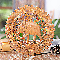Holzreliefplatte, „Elephant Mirage“ – Traditionelle Suar-Holzreliefplatte mit Elefantenmotiv aus Bali